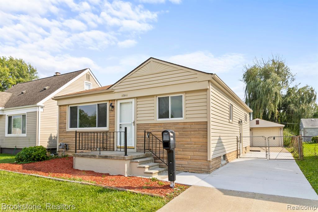 18946 Martin Road Roseville, MI 48066 - Photo 4 of 46 Gallery Image 4