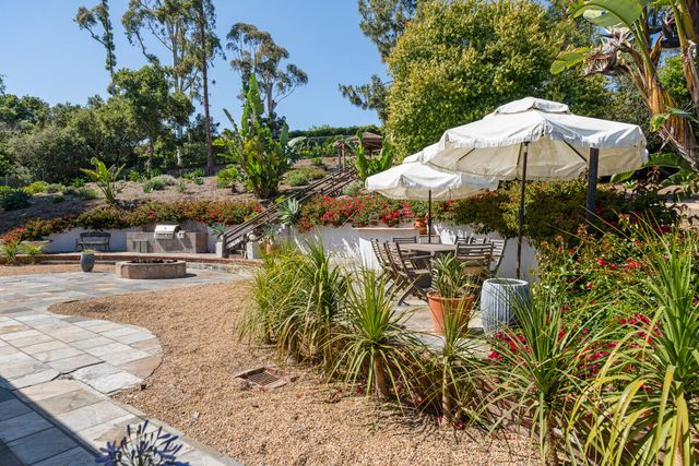 a view of a yard of the house