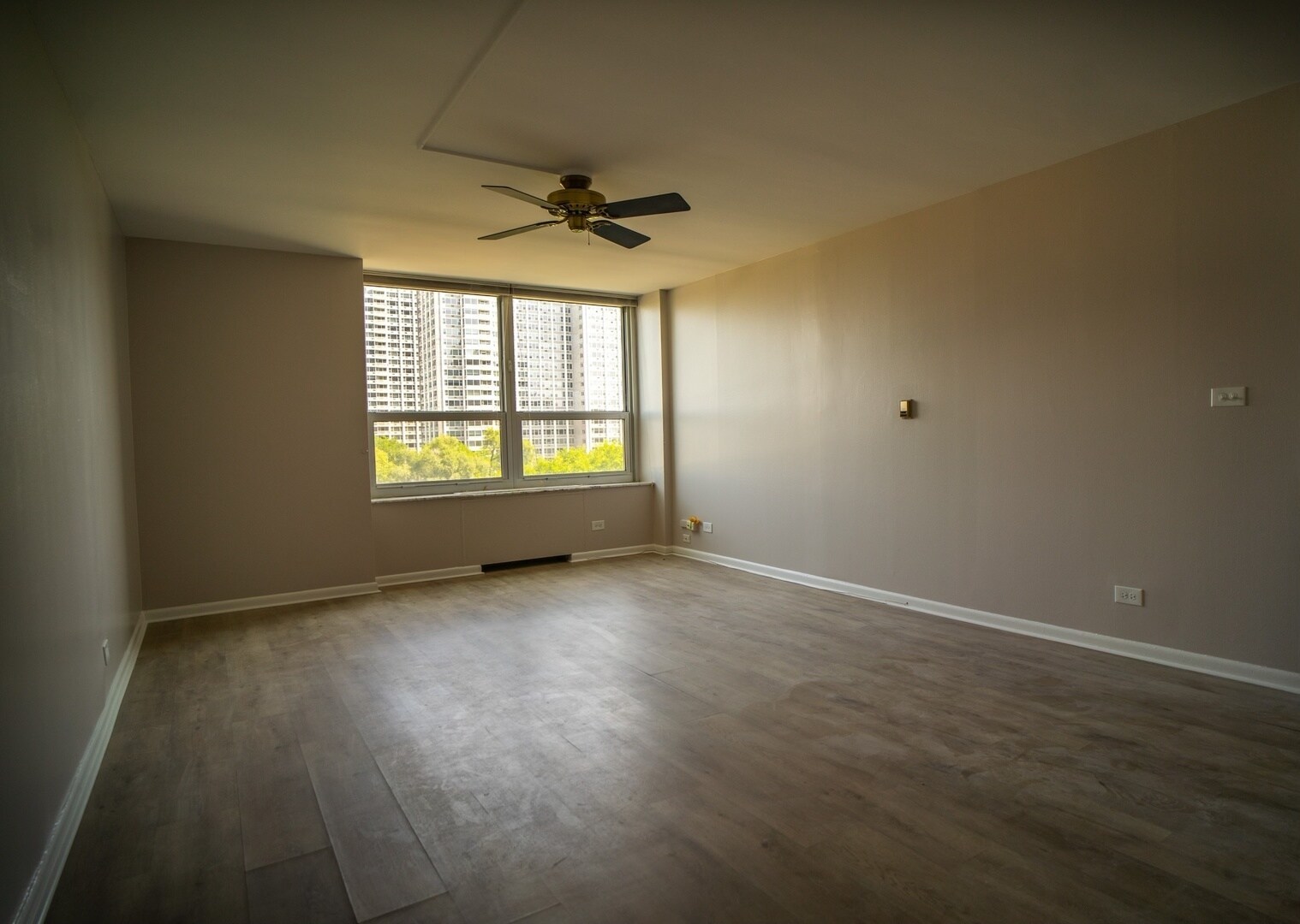 720 West Gordon Terrace, Unit 7F Chicago, IL 60613 - Photo 3 of 11 an empty room with a window and a ceiling fan