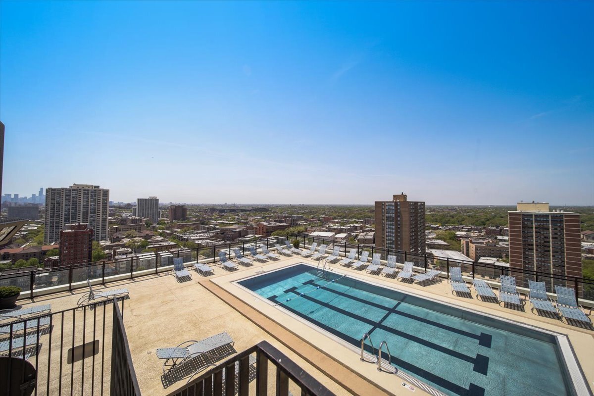 720 West Gordon Terrace, Unit 7F Chicago, IL 60613 - Photo 10 of 11 a view of a balcony with city view