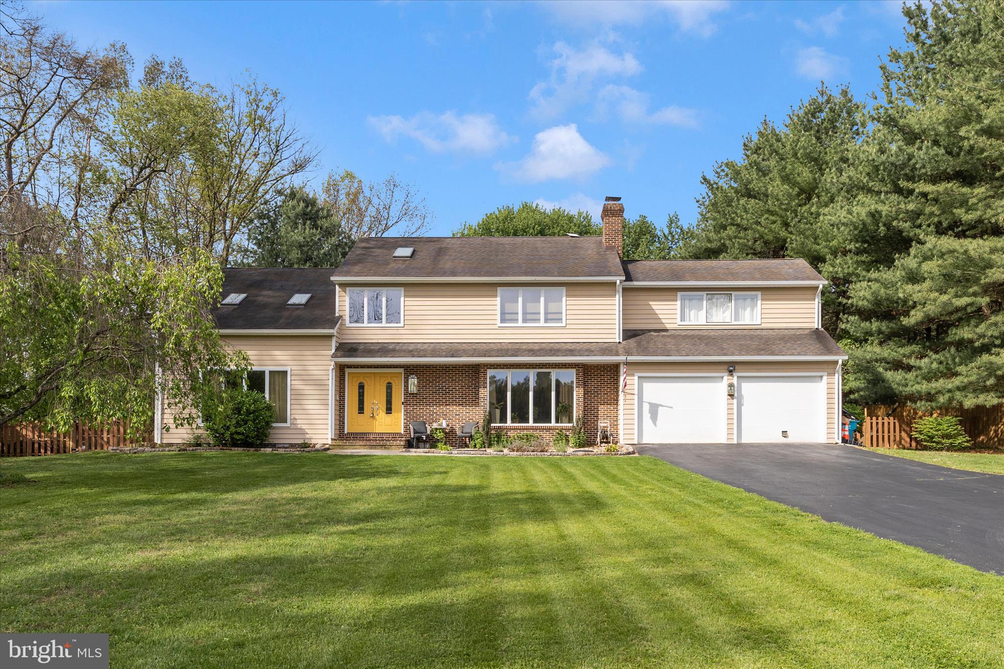 15749 Spade Road Hagerstown, MD 21740 - Photo 23 of 23 a front view of a house with a garden