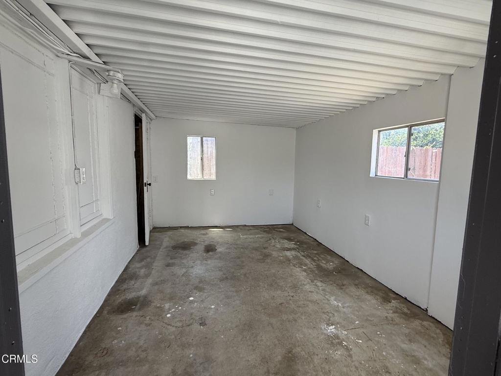 4010 Witt Avenue Riverside, CA 92501 - Photo 21 of 23 en empty room with windows