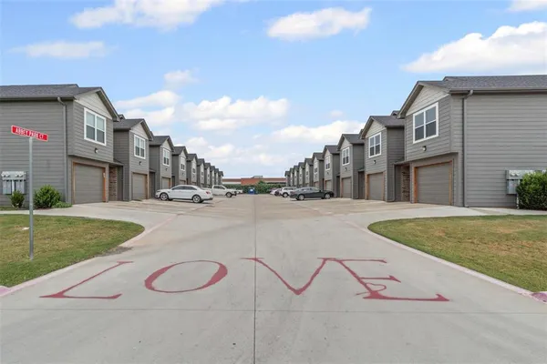 $1,825 | 124 Abbey Park Court, Granbury, TX 76049