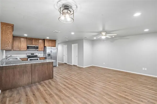 $1,825 | 124 Abbey Park Court, Granbury, TX 76049
