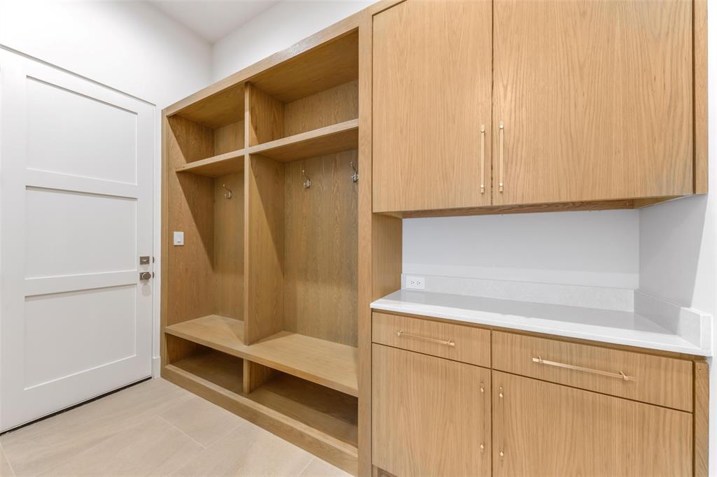 7410 Kenwell Street Dallas, TX 75209 - Photo 5 of 40 a bathroom with a sink and a mirror