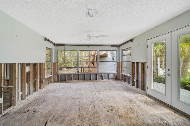 a view of livingroom with furniture