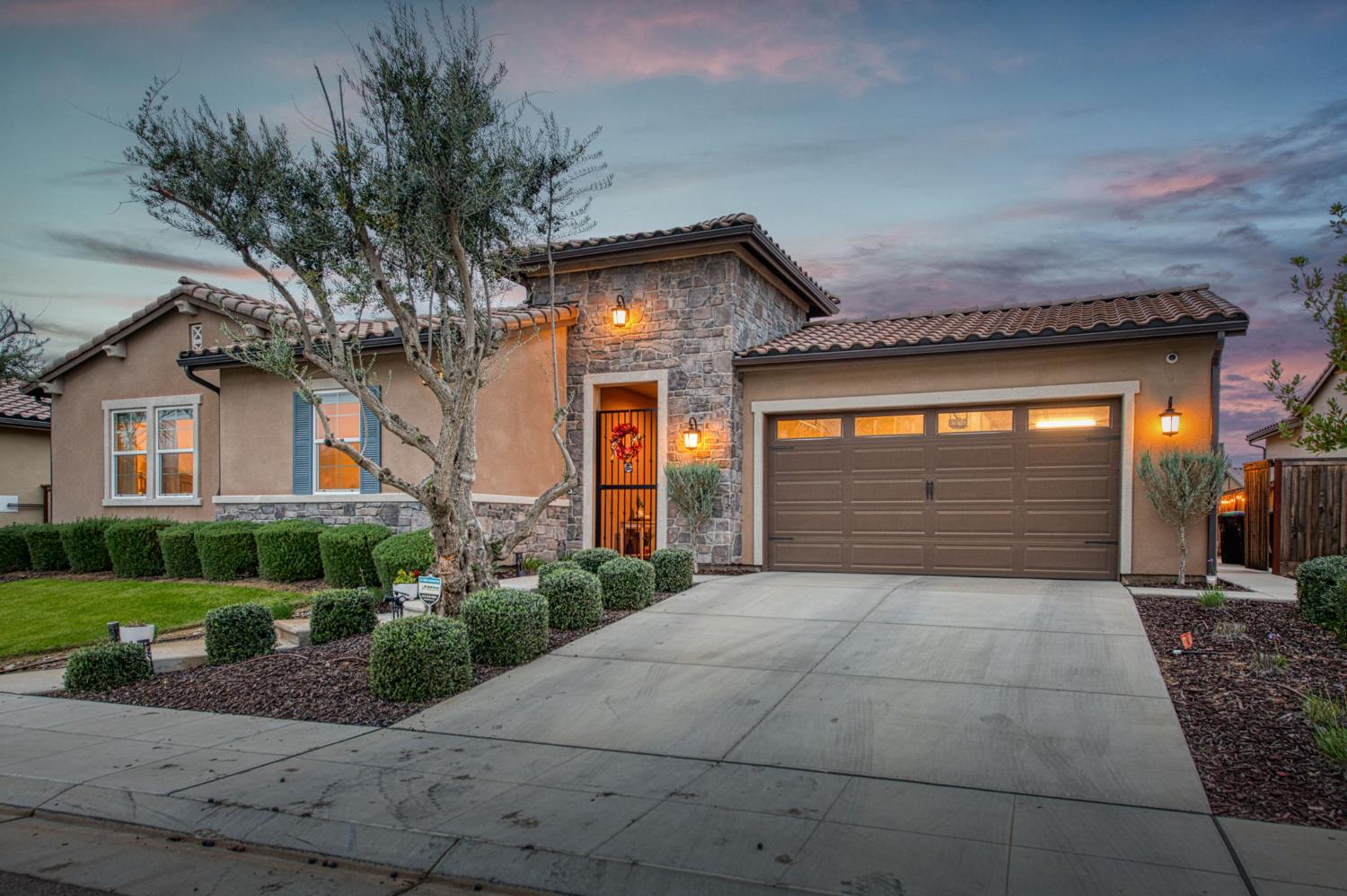 993 Ridgeline Road Madera, CA 93636 - Photo 78 of 84 a front view of a house with a yard and garage