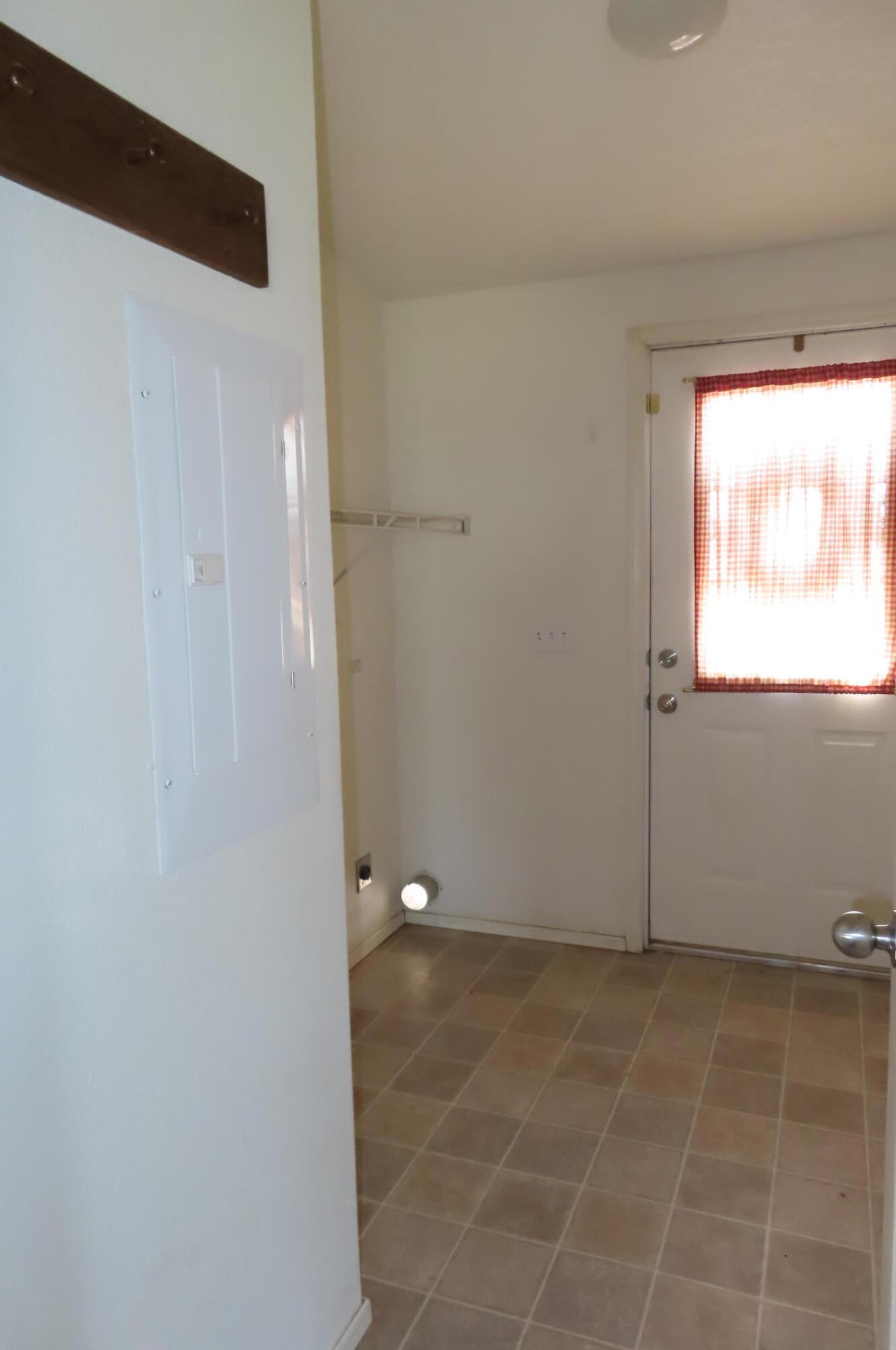 57752 North Oil Dri Road Silver Lake, OR 97638 - Photo 19 of 33 Laundray Room