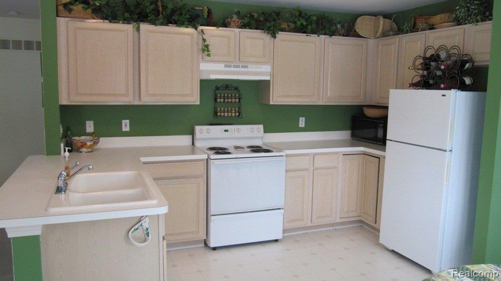 3642 Normandy Drive Rochester, MI 48306 - Photo 9 of 12 Kitchen