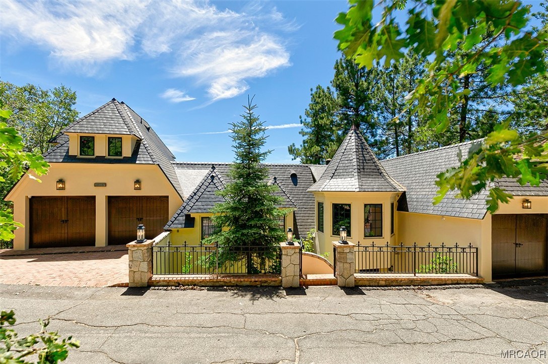 28087 North Shore Road Lake Arrowhead, CA 92352 - Photo 47 of 48 front view of a house with a yard