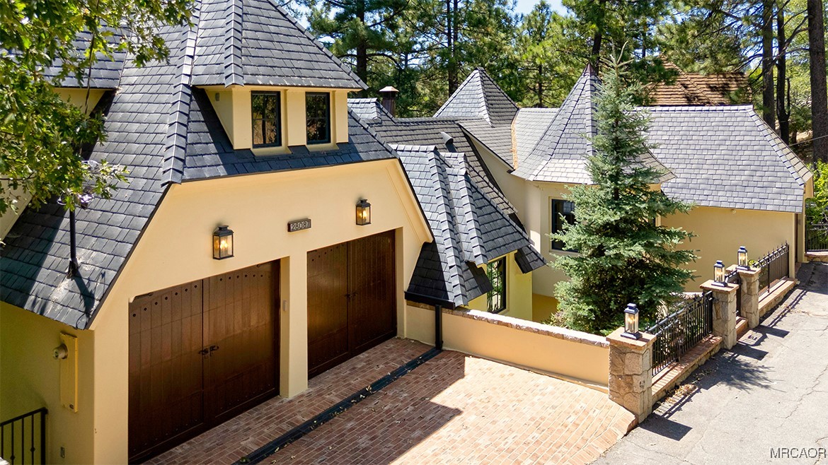 28087 North Shore Road Lake Arrowhead, CA 92352 - Photo 48 of 48 a view of a house with backyard and sitting area