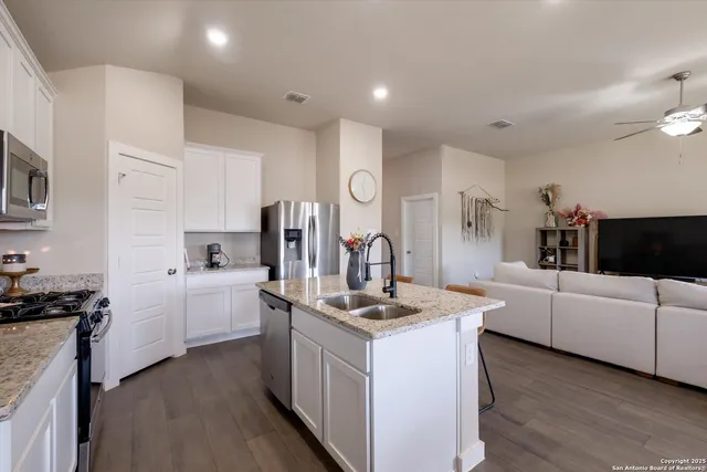 $319,900 | 7060 Rimwood Street, Live Oak, TX 78233