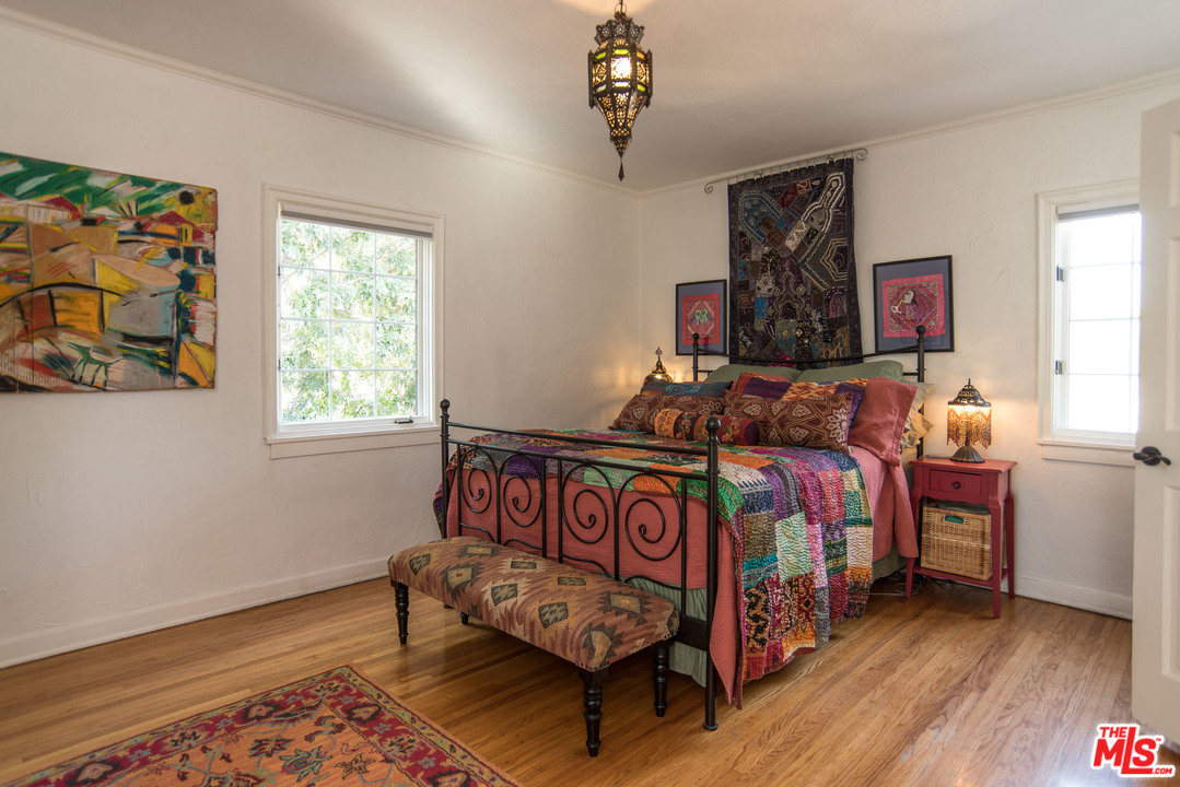 1853 West Kenneth Road Glendale, CA 91201 - Photo 24 of 47 Gallery Image 24