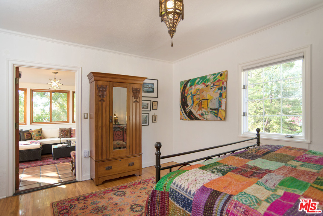 1853 West Kenneth Road Glendale, CA 91201 - Photo 25 of 47 Gallery Image 25