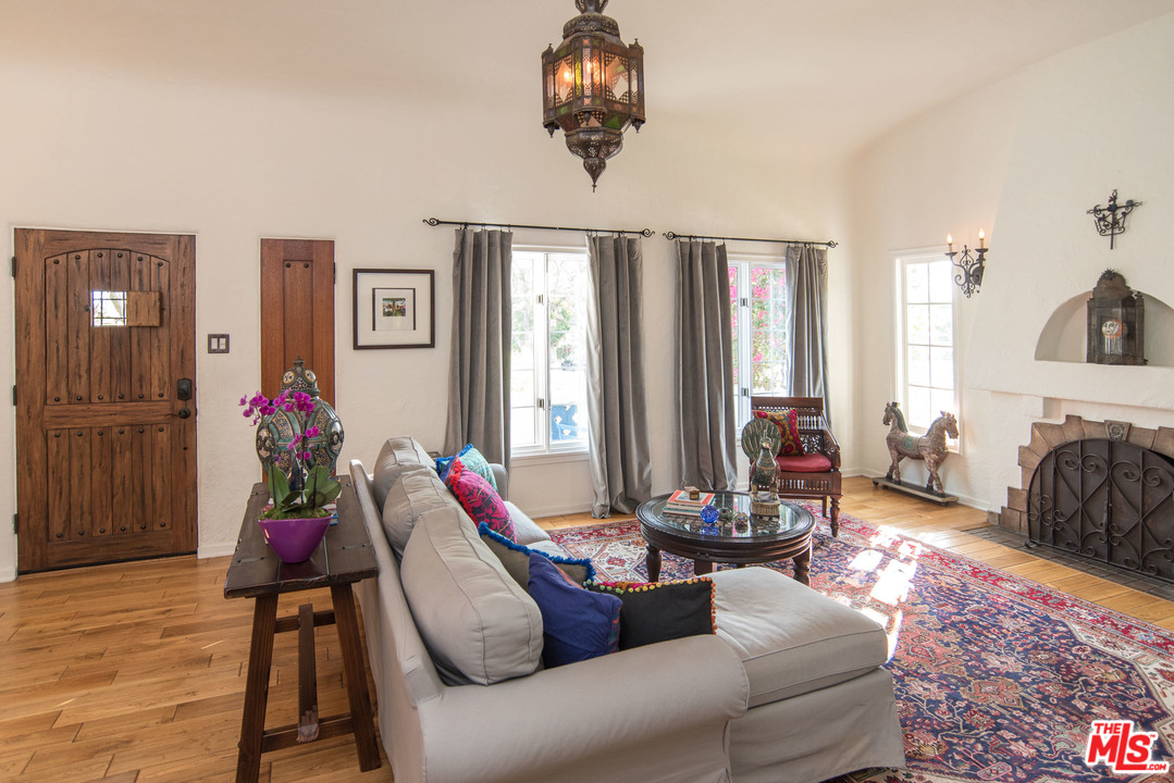 1853 West Kenneth Road Glendale, CA 91201 - Photo 7 of 47 Gallery Image 7