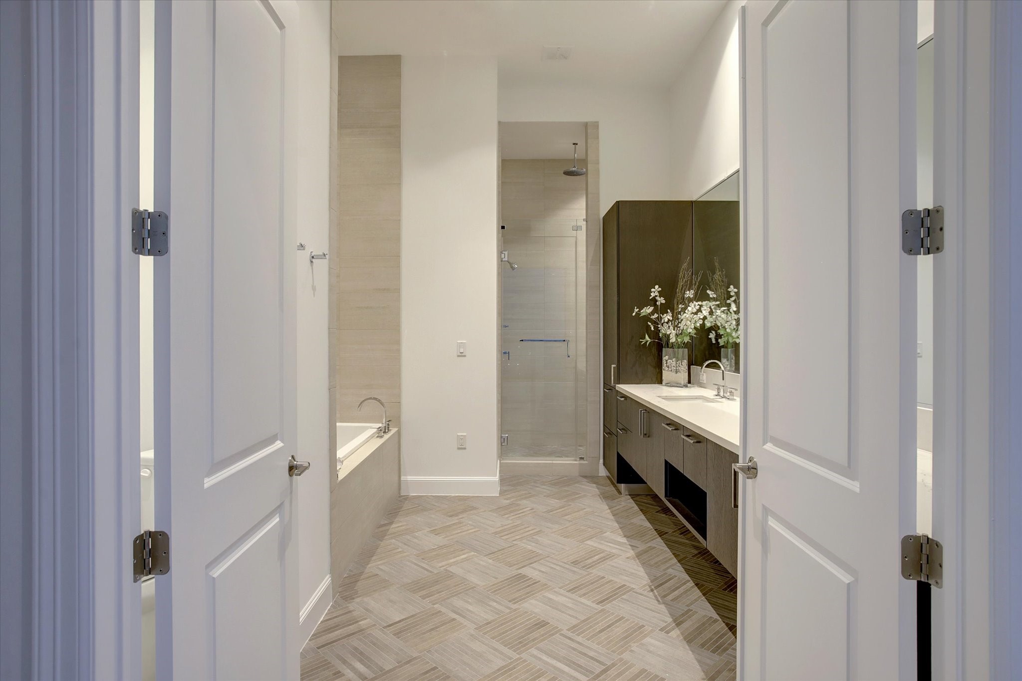 1211 Caroline Street, Unit 2002 Houston, TX 77002 - Photo 12 of 31 Spa-like primary en-suite bathroom.