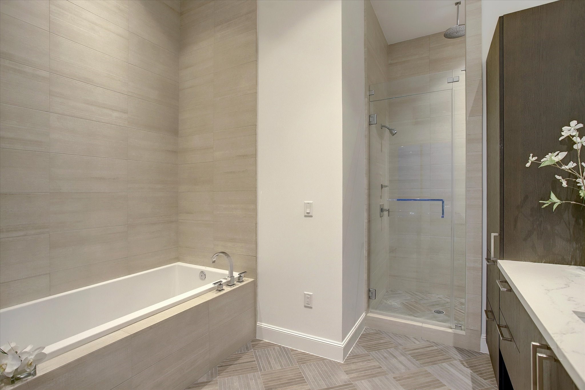 1211 Caroline Street, Unit 2002 Houston, TX 77002 - Photo 14 of 31 Shower and tub in the primary.