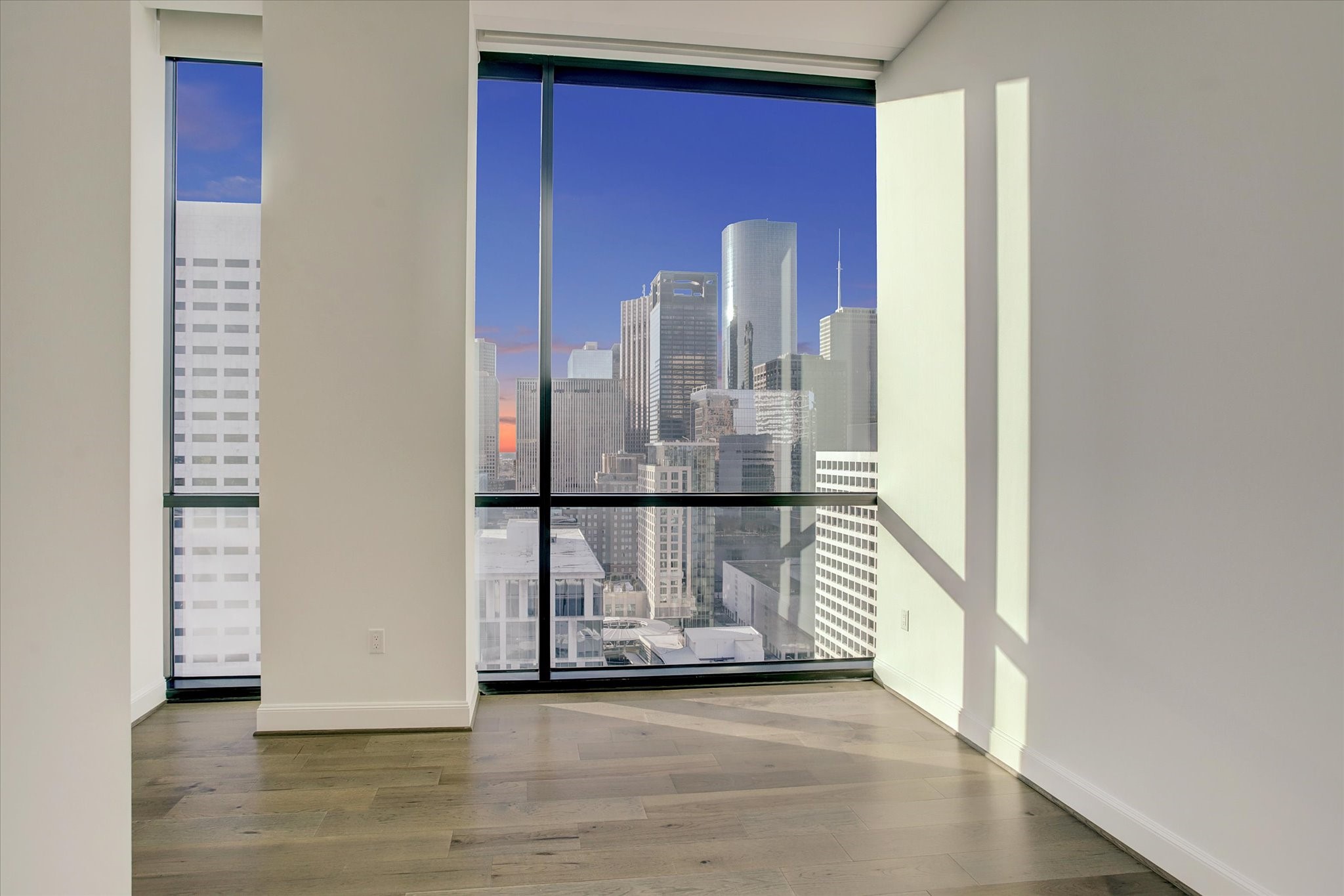 1211 Caroline Street, Unit 2002 Houston, TX 77002 - Photo 18 of 31 Third bedroom makes great home office.
