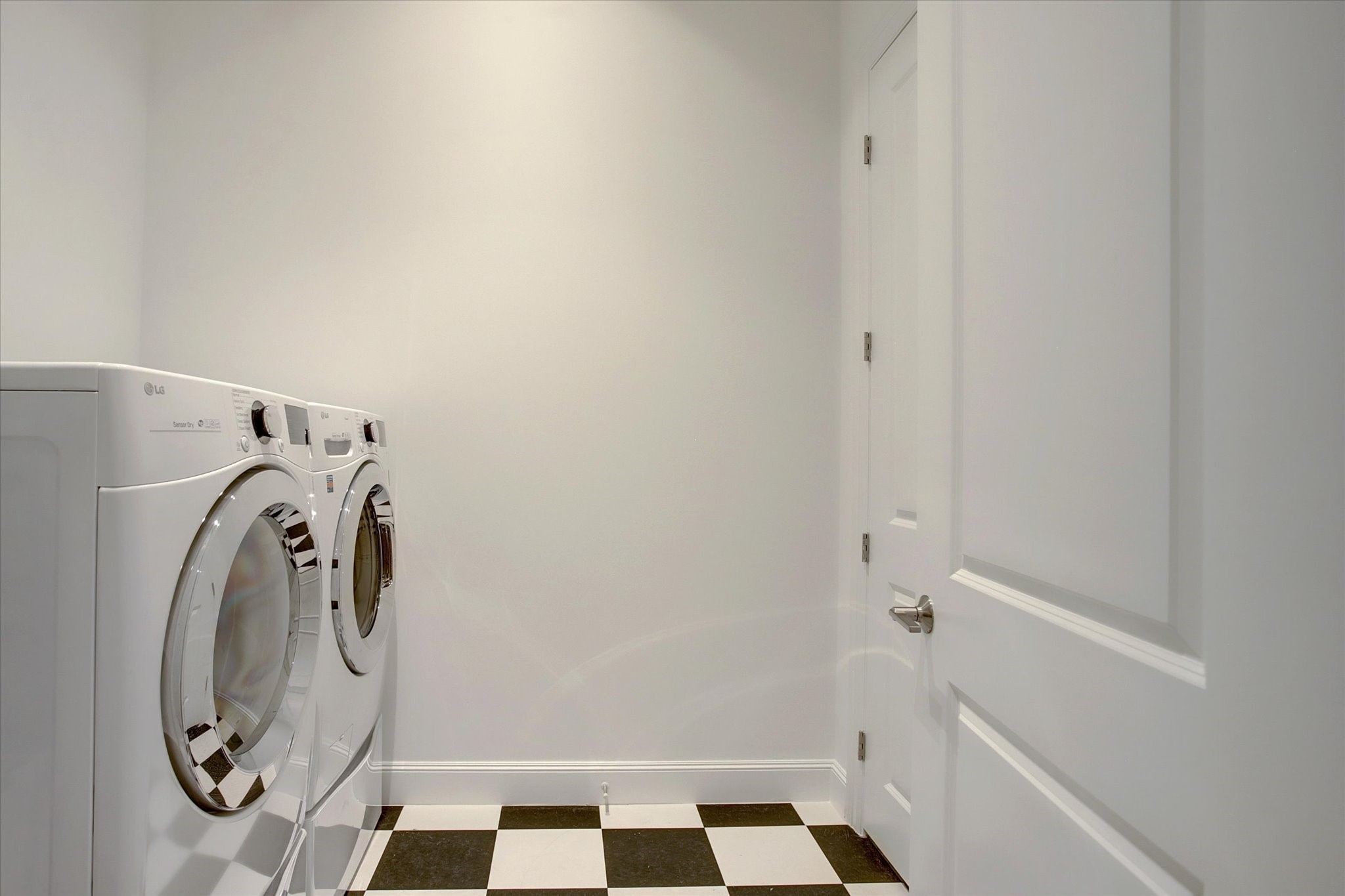 1211 Caroline Street, Unit 2002 Houston, TX 77002 - Photo 19 of 31 Laundry room fits full sized washer and dryer.