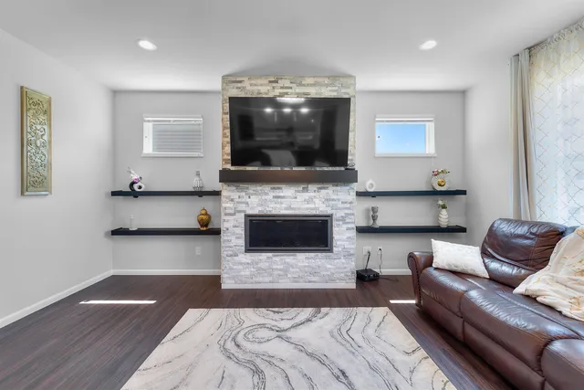 $755,000 | 432 Tawny Elm Parkway, Verona, WI 53593