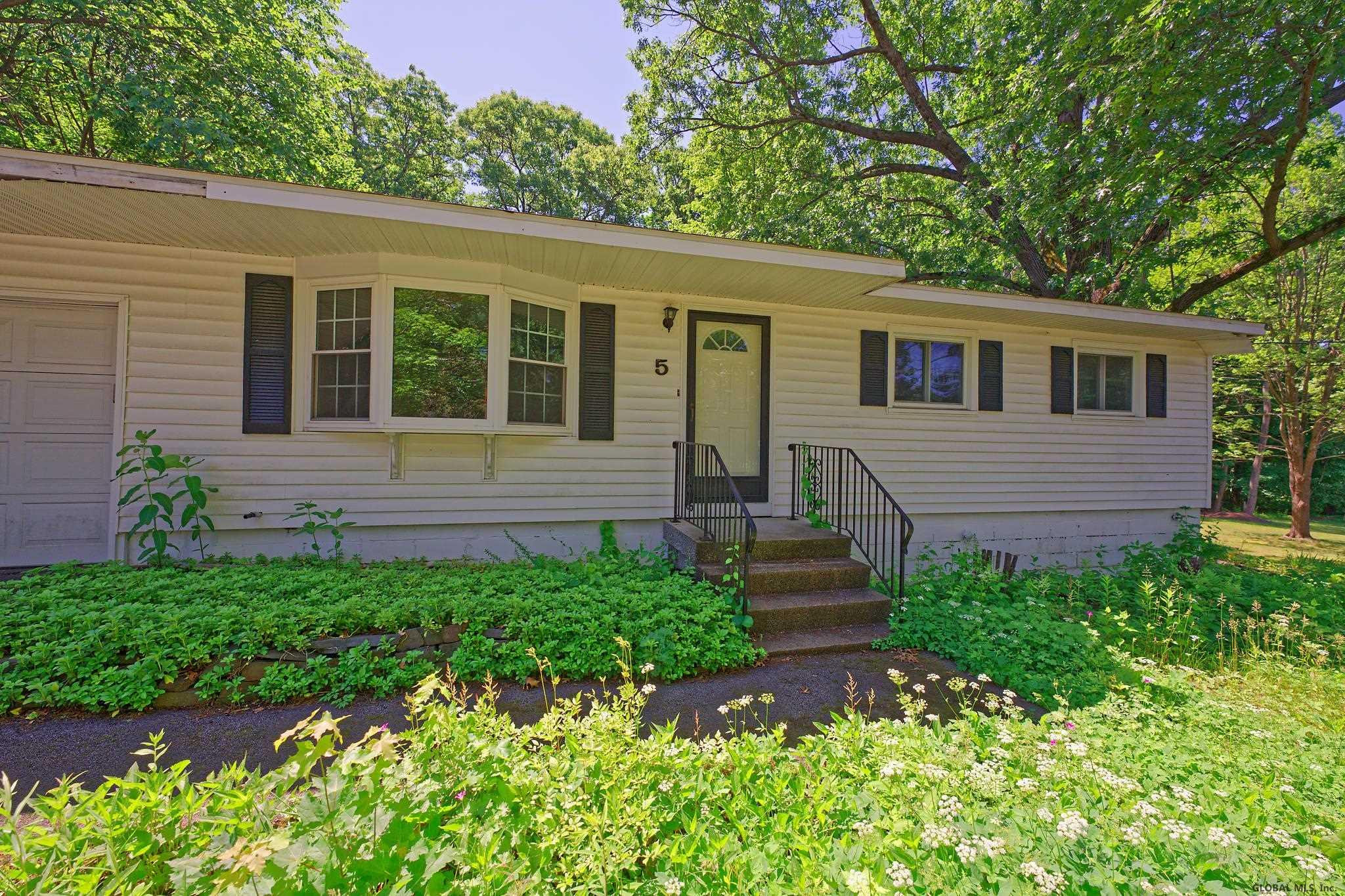 5 Dahlem Boulevard Colonie, NY 12309 - Photo 4 of 44 Photo 4