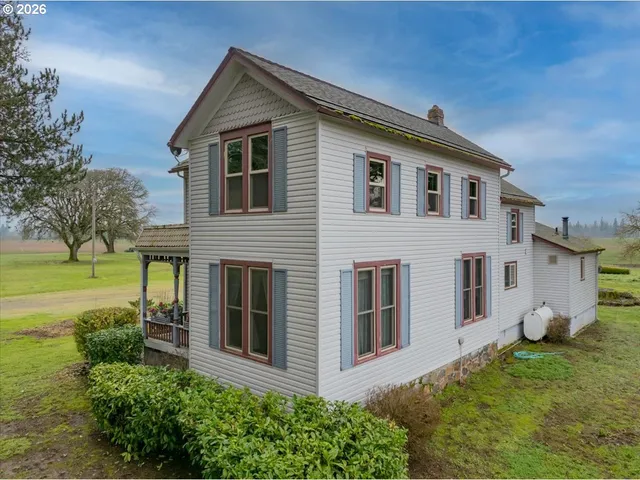 a view of a house with yard