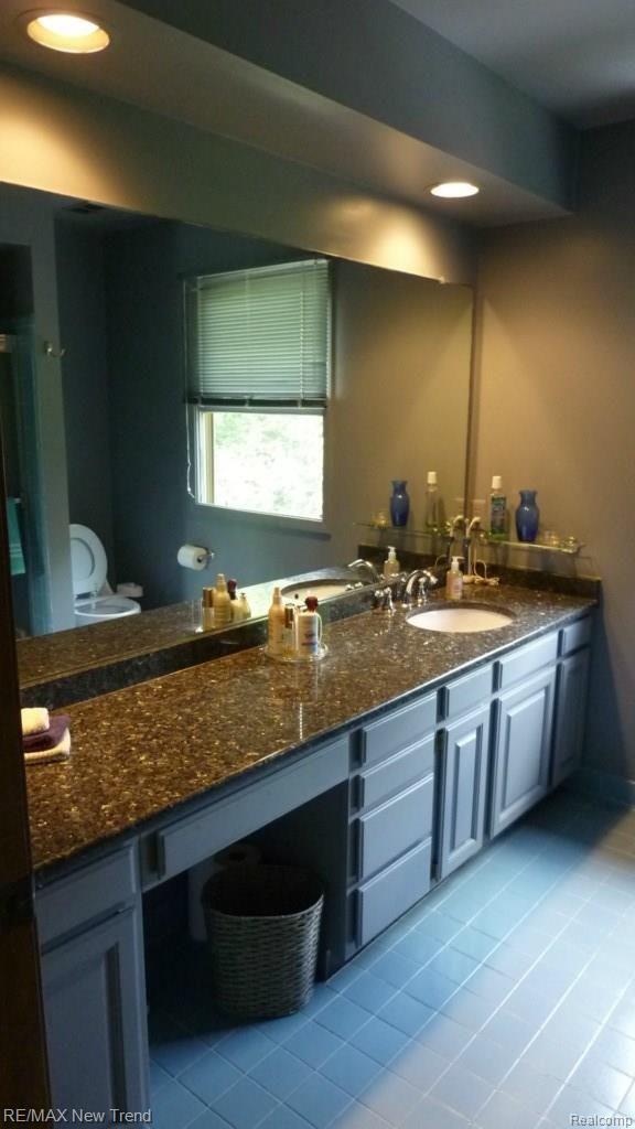 29449 Parkside Farmington, MI 48331 - Photo 19 of 19 Hall bath