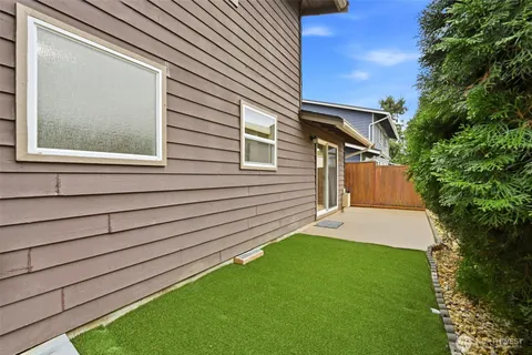 a view of yard with seating area