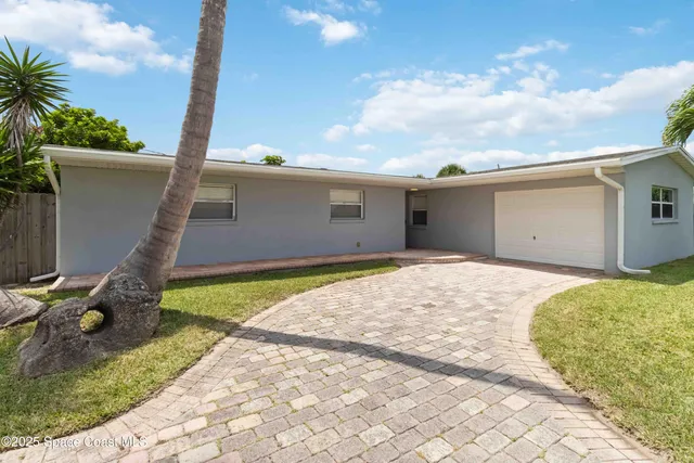 a view of backyard of the house