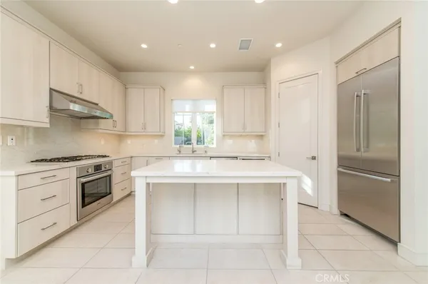 $6,400 | 111 Winnett, Irvine, CA 92602