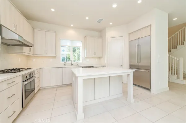 $6,400 | 111 Winnett, Irvine, CA 92602