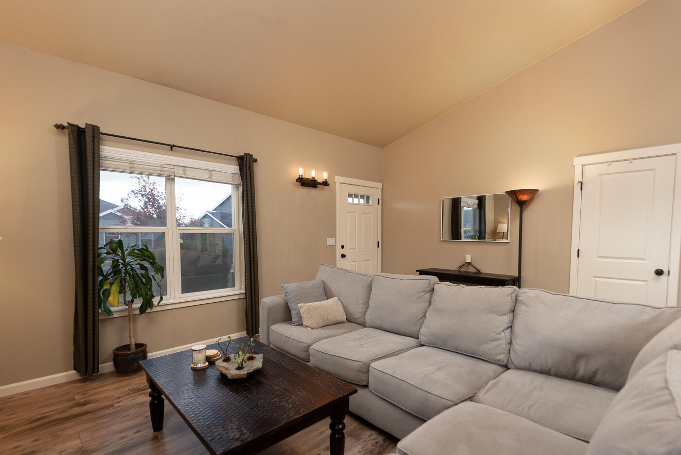 63790 Stanley Way Bend, OR 97701 - Photo 18 of 27 Living