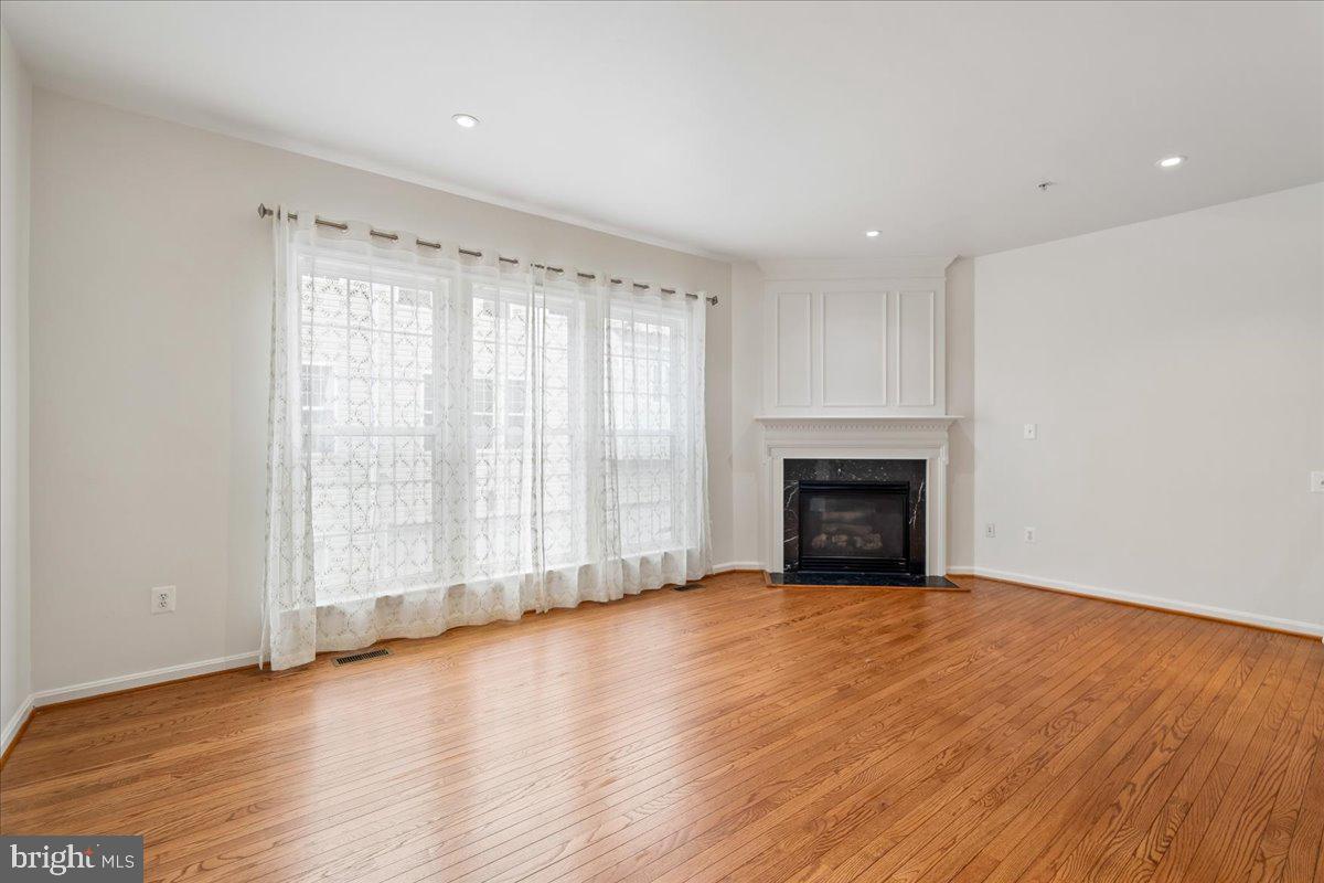 11516 Clairmont View Way Silver Spring, MD 20902 - Photo 18 of 34 Amazing, expansive Living Rm w/Gas fireplace