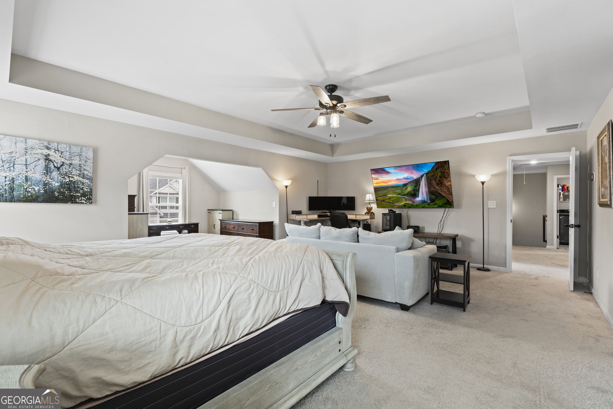 413 Shoshone Circle Kathleen, GA 31047 - Photo 29 of 42 a spacious bedroom with a bed and a chandelier