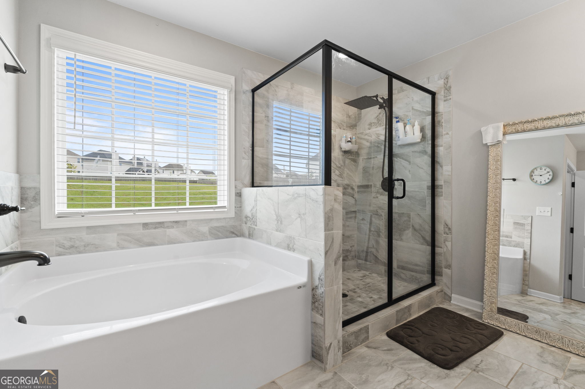 413 Shoshone Circle Kathleen, GA 31047 - Photo 32 of 42 a bathroom with a bathtub and a shower