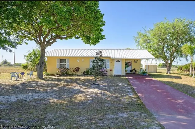 a view of a outdoor space in front of a house
