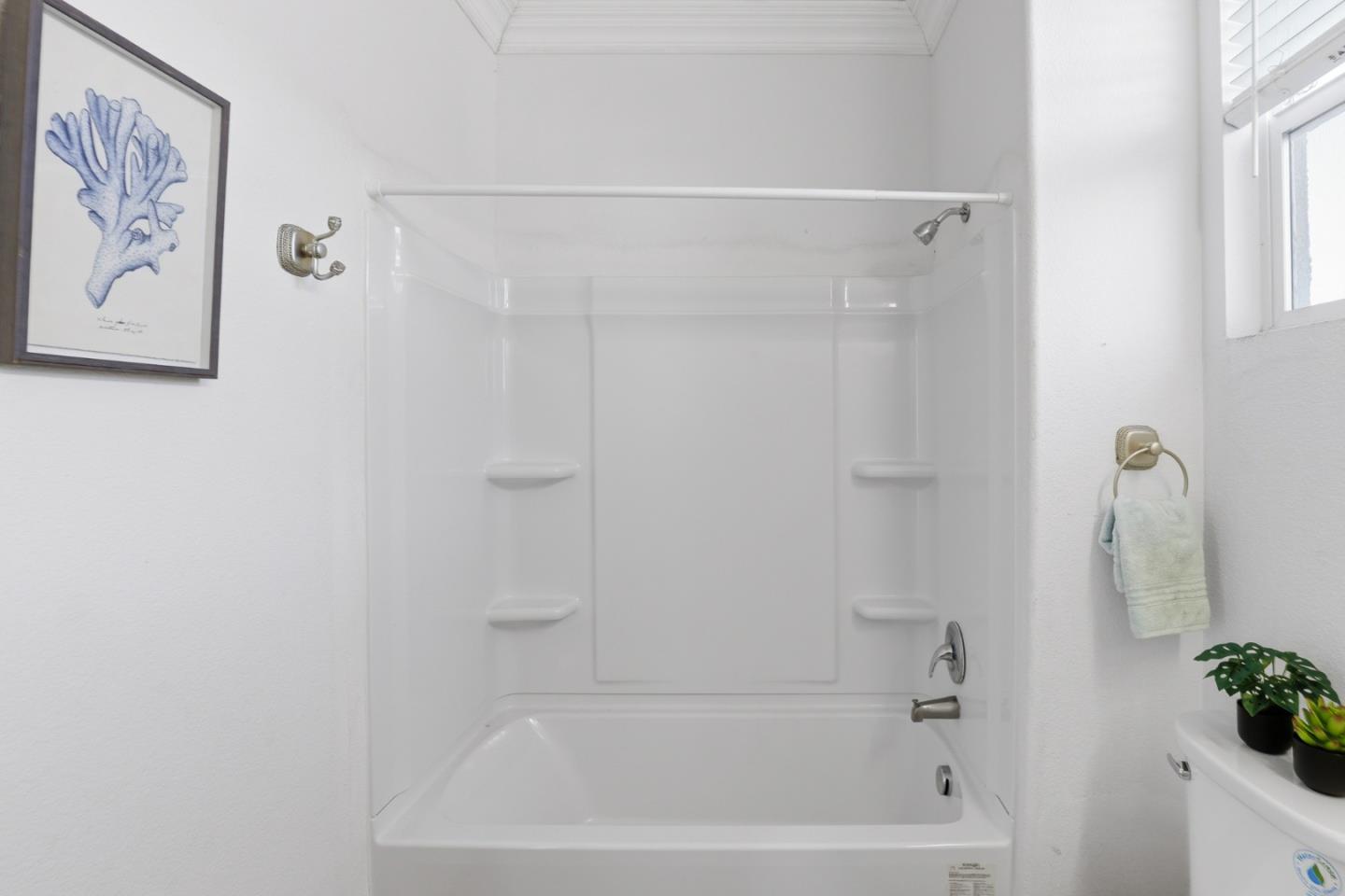 609 Rockspray Circle Pittsburg, CA 94565 - Photo 38 of 43 a bathroom with a bathtub