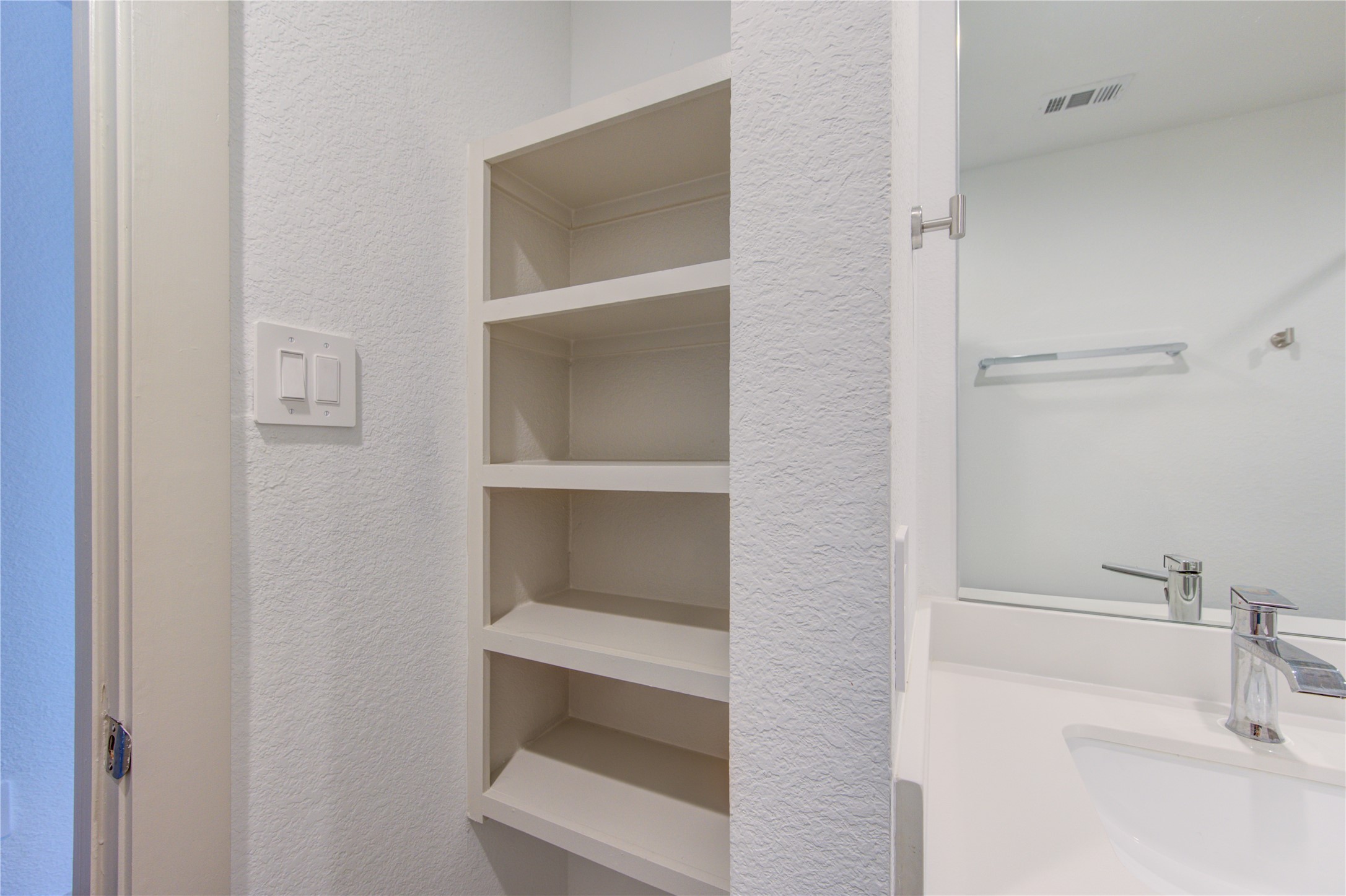 41 Desert Spring Lane Manvel, TX 77578 - Photo 26 of 33 a bathroom with a bathtub