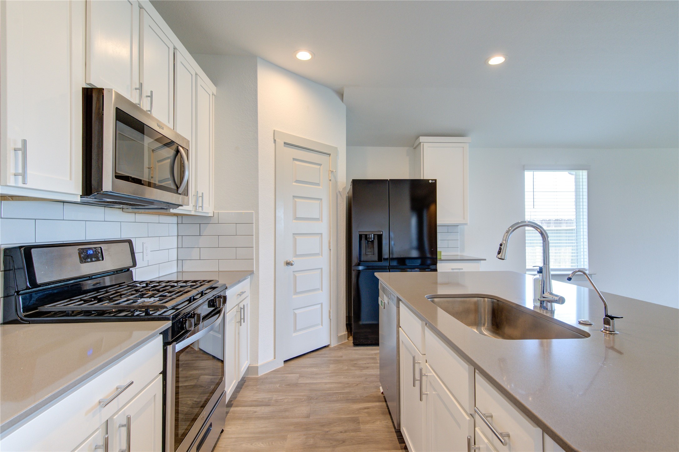 41 Desert Spring Lane Manvel, TX 77578 - Photo 8 of 33 a kitchen that has a sink cabinets and stainless steel appliances