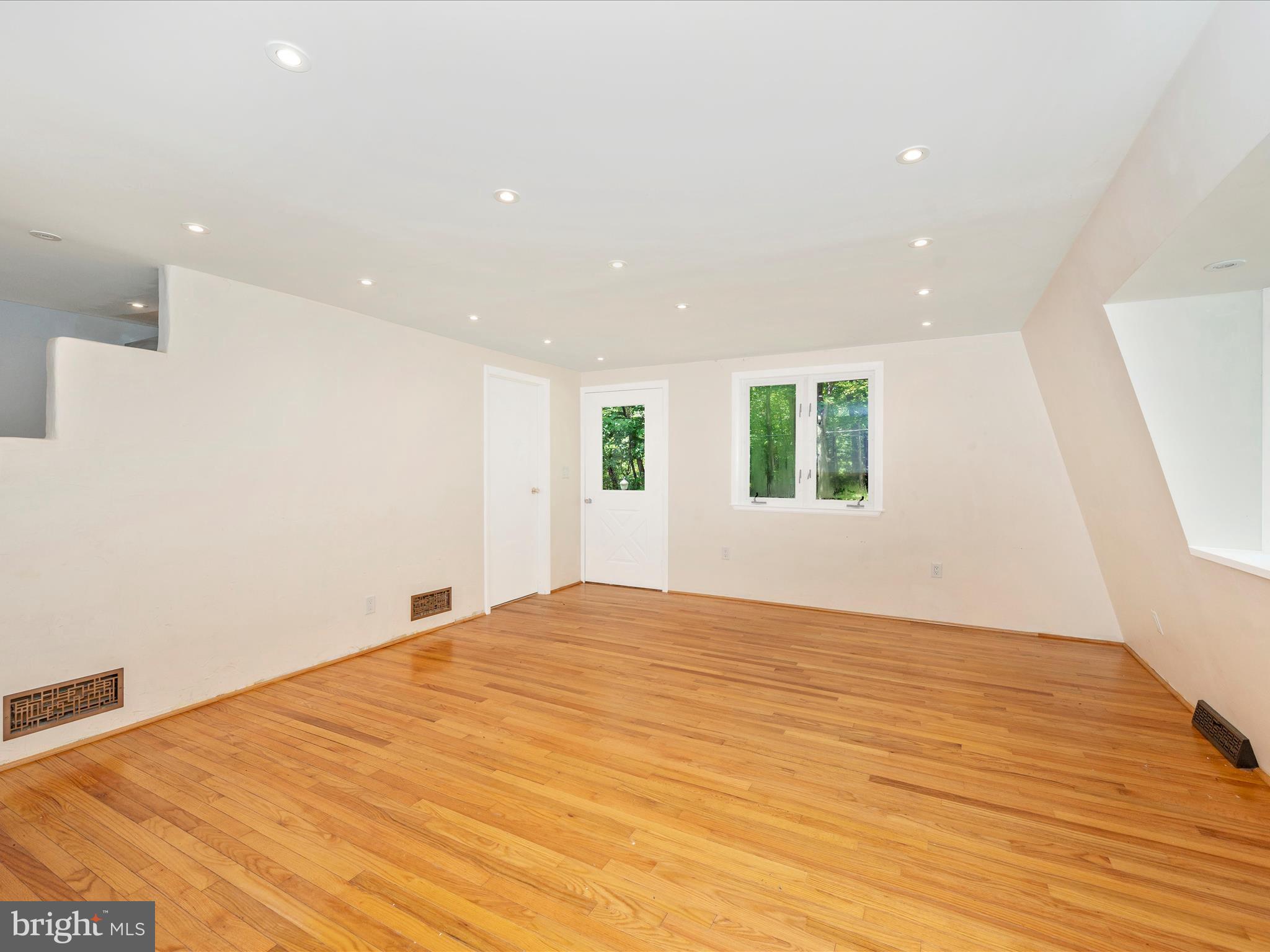 10218 Gambrill Park Road Frederick, MD 21702 - Photo 5 of 29 Living Room