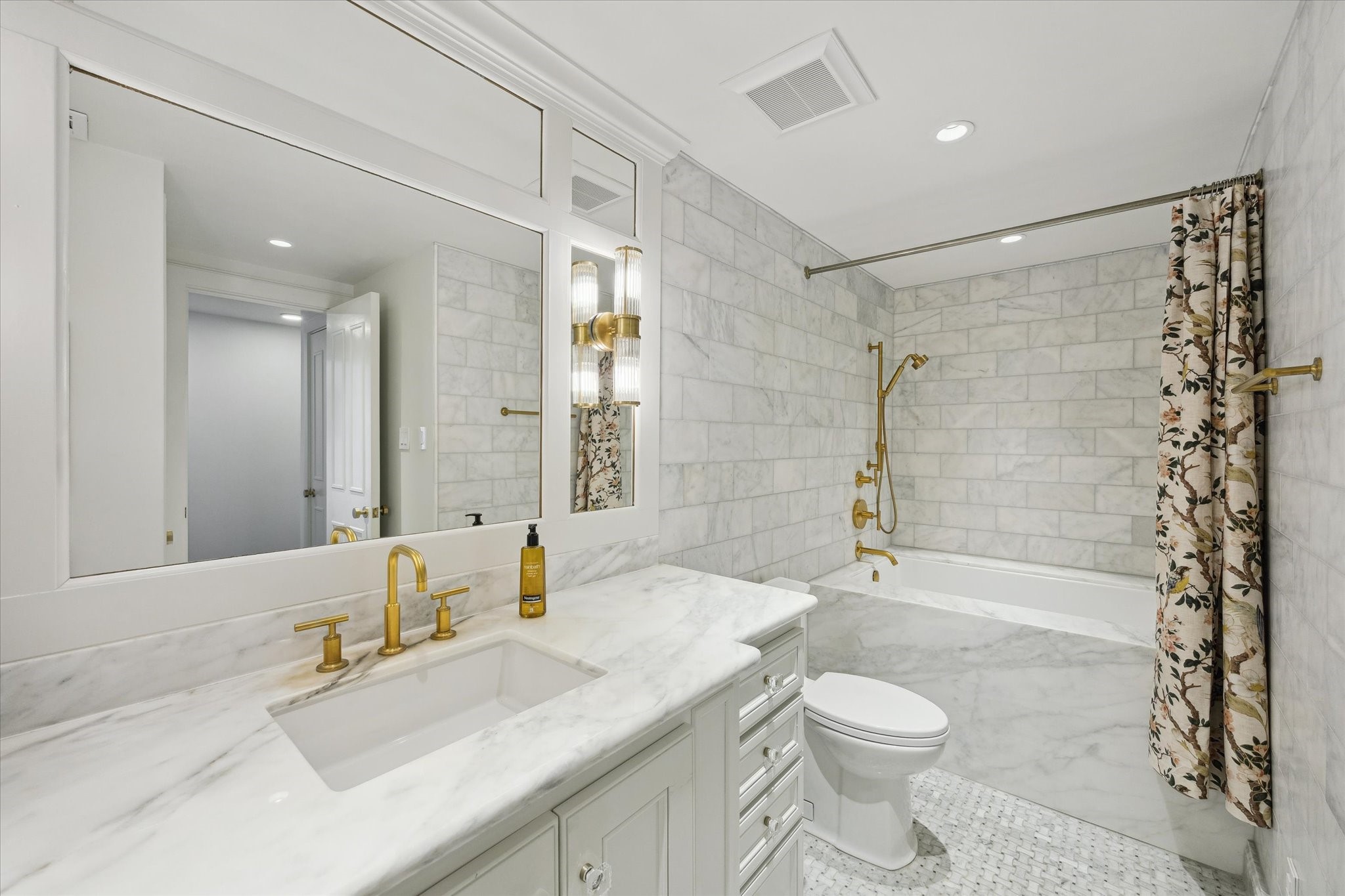 101 Westcott Street, Unit 1202 Houston, TX 77007 - Photo 21 of 40 Guest Bath.