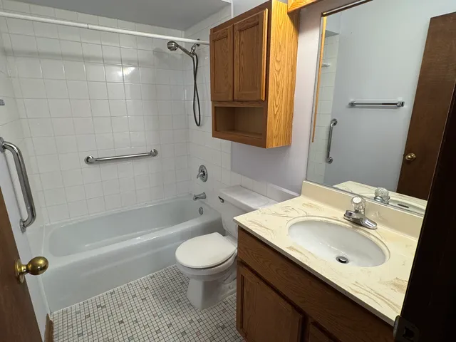 $1,300 | 4512 Grove Avenue, Unit 1N, Brookfield, IL 60513