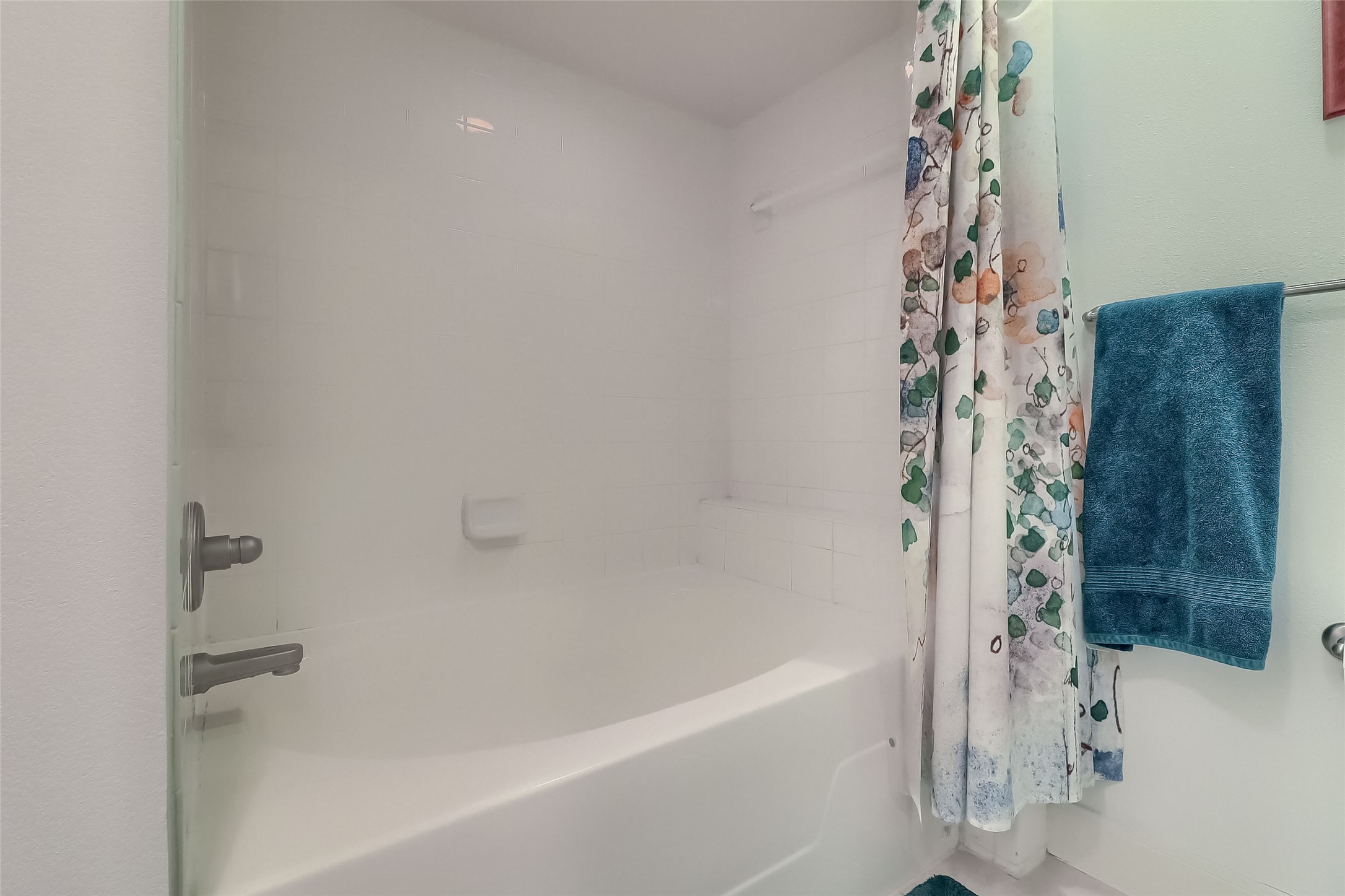 7701 Rialto Boulevard, Unit 1128 Austin, TX 78735 - Photo 20 of 35 a bathroom with a bathtub and shower