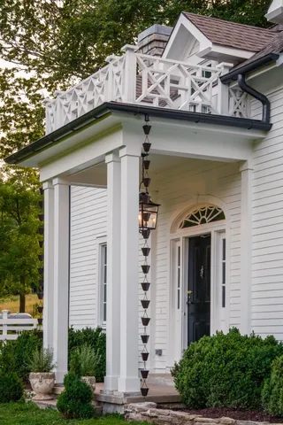 a view of yard with trees