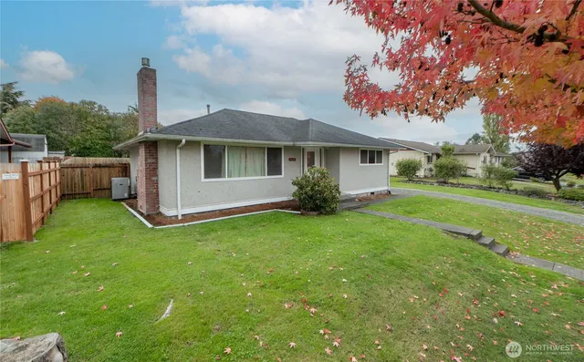 a view of a yard in front of a house with a big yard