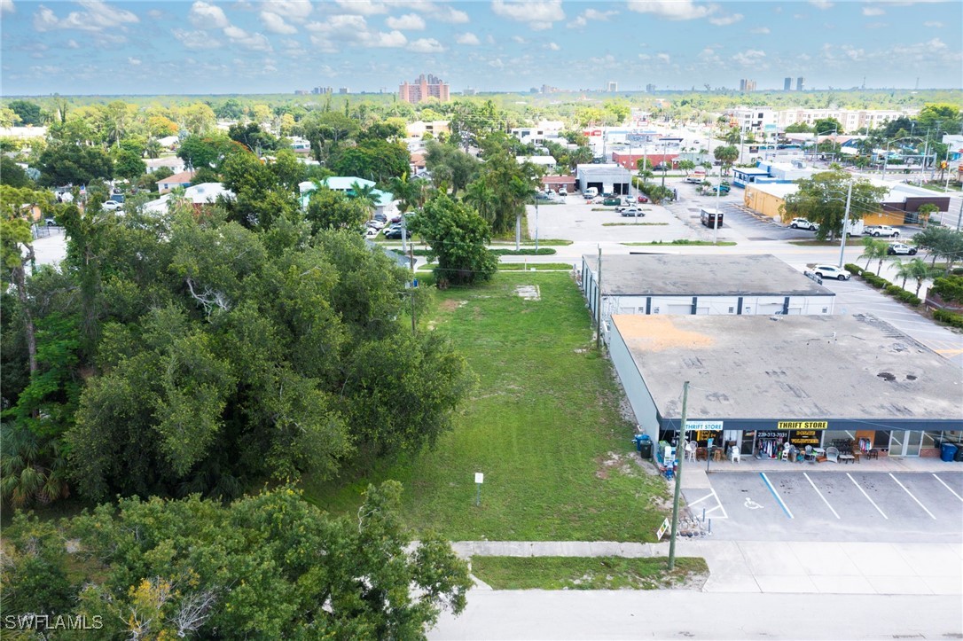 1925 Suwanee Avenue Fort Myers, FL 33901 - Photo 4 of 26 a view of a city