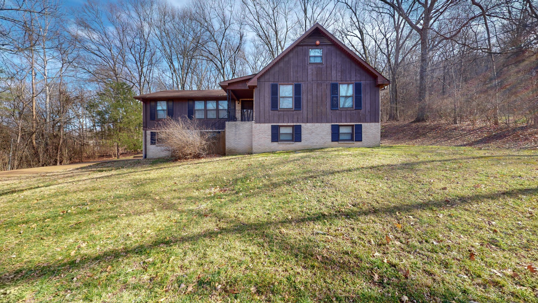 a view of a house with a yard