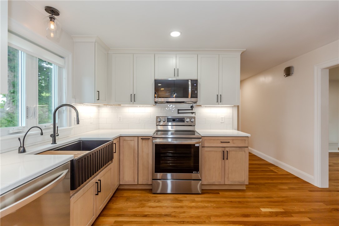 8 Barnes Street Smithfield, RI 02828 - Photo 7 of 48