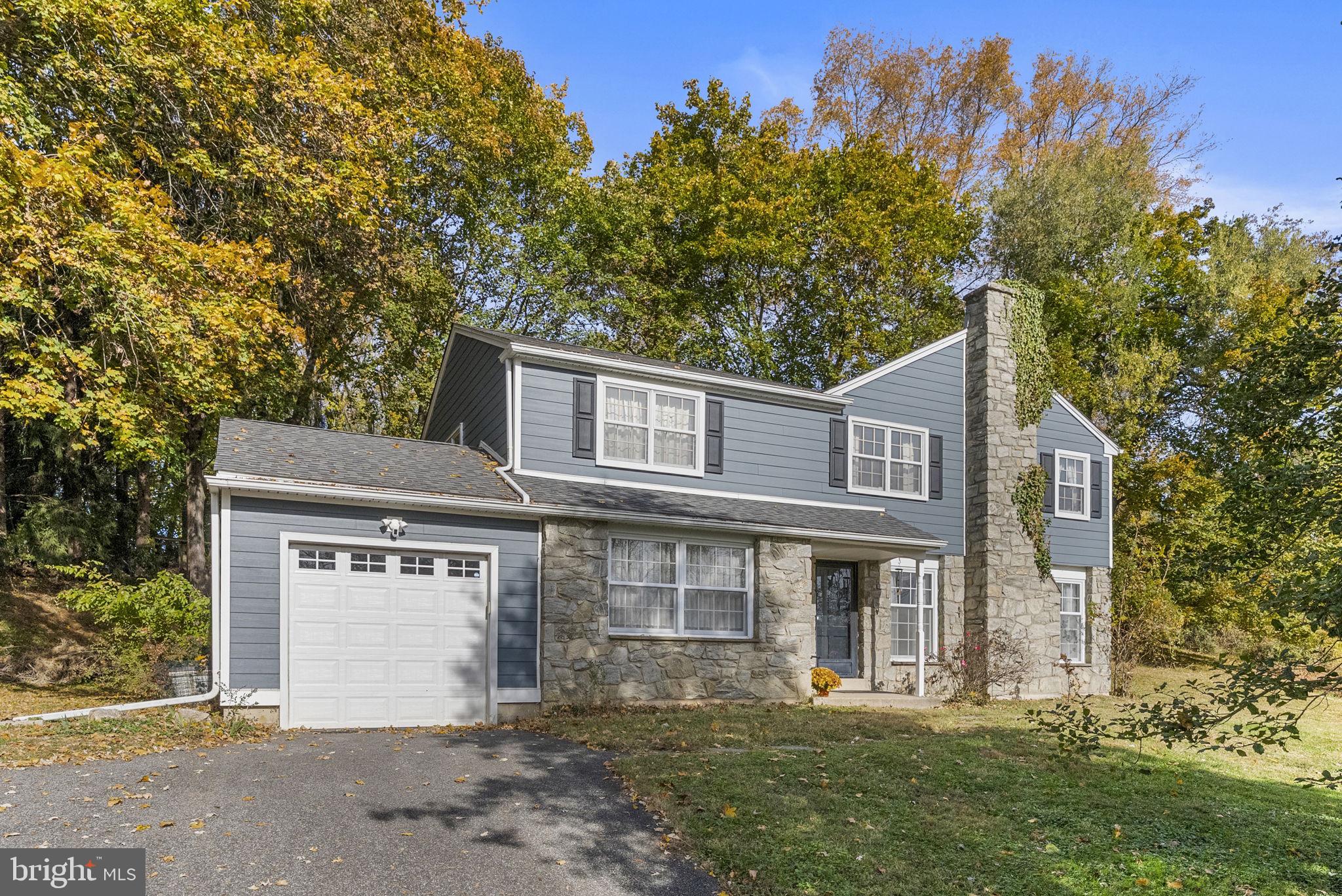 25 Hillendale Road Chadds Ford, PA 19317 - Photo 4 of 40 front view of a house with a yard