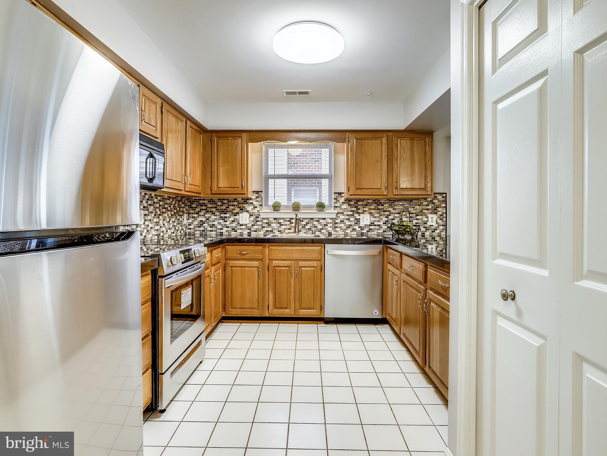 936 Bay Ridge Avenue, Unit 106 Annapolis, MD 21403 - Photo 15 of 28 New range and frig